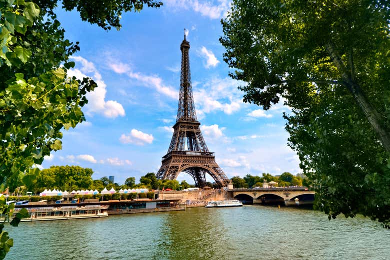 La Torre Eiffel se ubica a orillas del río Sena