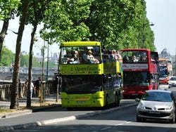 Fotografía de los autobuses turísticos de París en su recorrido junto al río Sena